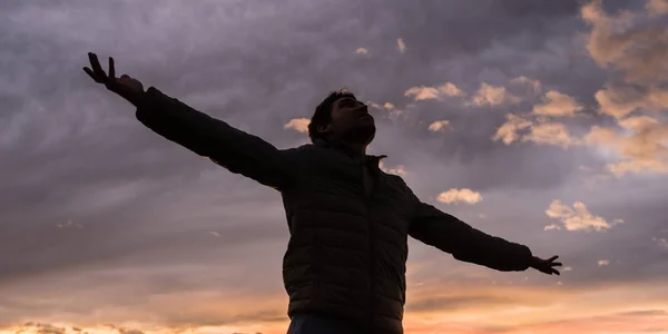 Kutluyor Yaşam Özgürlük Genç Adam Kollarını Ile Parlayan Akşam Gökyüzü — Stok fotoğraf