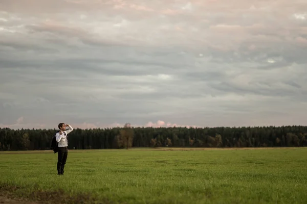 Mladý Podnikatel Stojí Zelené Louce Chtějí Vzdálenosti Koncepční Obrázek Obchodní — Stock fotografie