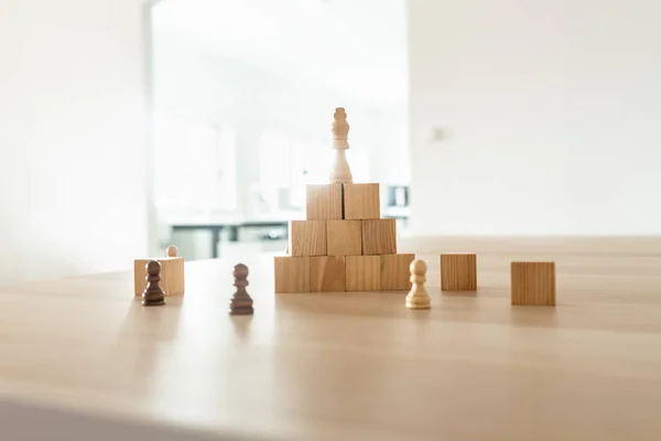 Sakk Figura Király Helyezett Piramis Készült Tömb Fogalmi Kép Üzleti — Stock Fotó