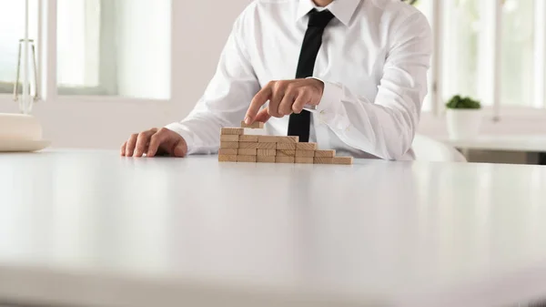 Vision Affärsidé Affärsman Som Sitter Hans Kontor Skrivbord Byggnad Steg — Stockfoto