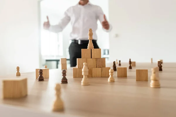 Chess Siffror Och Trä Lås Placerad Skrivbord Med Kungen Toppen — Stockfoto