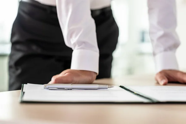 Empresario Con Papeleo Para Firmar Delante Apoyado Escritorio Oficina — Foto de Stock