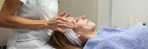 Jovem Morena Divertindo Enquanto Ela Está Recebendo Uma Massagem Facial — Fotografia de Stock