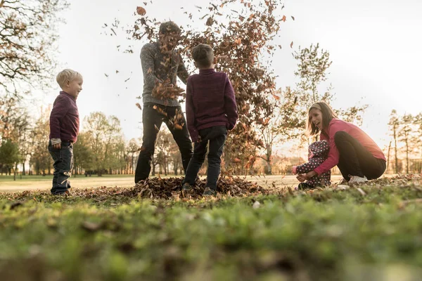 Família Jovem Pais Três Crianças Divertindo Parque Outono Jogando Folhas — Fotografia de Stock