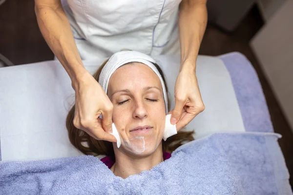 Draufsicht Einer Jungen Frau Die Entspannt Auf Einem Massagetisch Liegt — Stockfoto