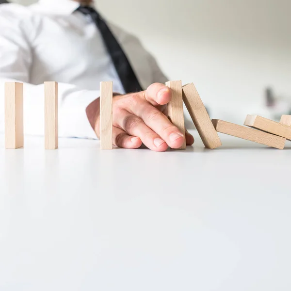 Uomo Affari Che Mette Mano Smettere Cadere Domino Prevenire Crisi — Foto Stock