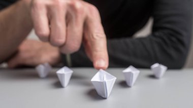 İş liderlik ve benzersiz - beş origami kağıt ileri iterek işadamı kavramsal görüntü tekneler yapılan.