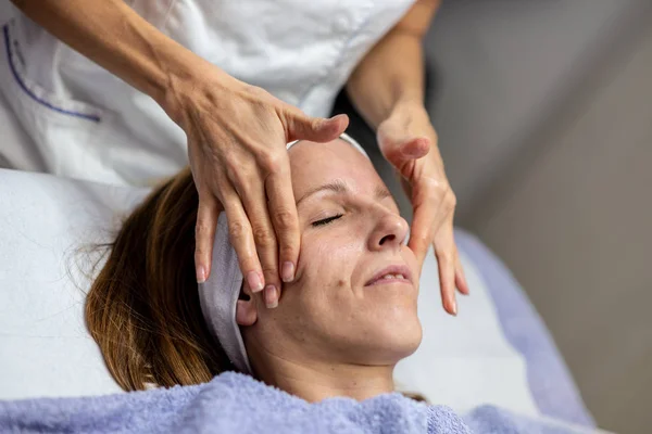 Nahaufnahme Einer Jungen Frau Die Von Einem Professionellen Arzt Eine — Stockfoto