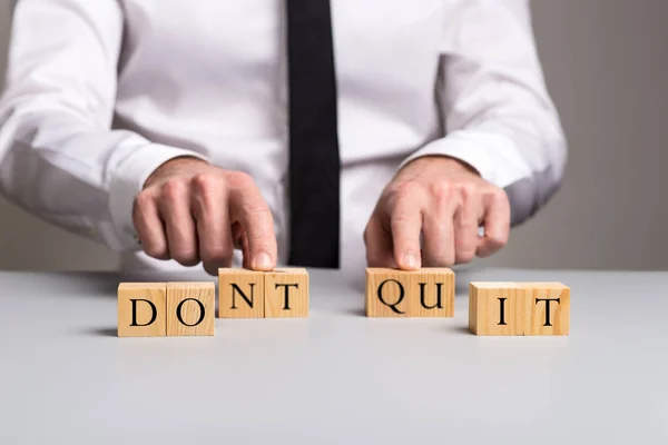 Podnikatel Takže Don Quit Projevem Dřevěných Kostek Písmeny Koncepční Obrázek — Stock fotografie