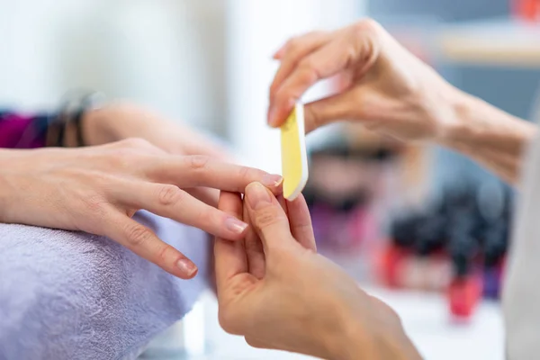 Close Van Professionele Manicure Nagels Indienen Een Een Cosmeticastudio — Stockfoto
