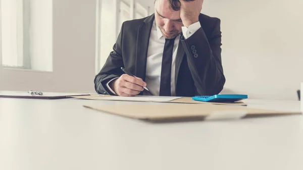 Cansado Excesso Trabalho Empresário Sentado Sua Mesa Apoiando Cabeça Com — Fotografia de Stock