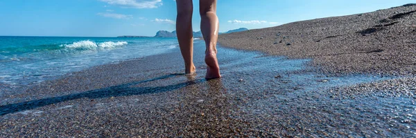 Imagen Una Mujer Caminando Una Hermosa Playa Guijarros Con Olas —  Fotos de Stock