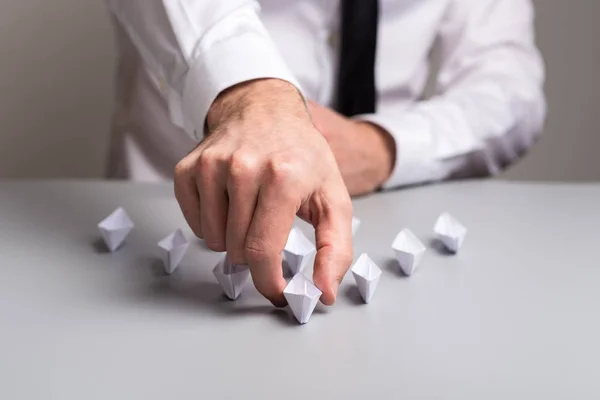 Businessman Posizionamento Carta Fatto Origami Barche Una Forma Piramidale Immagine — Foto Stock