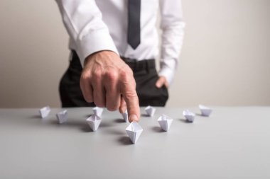 Önde gelen kağıt zorlamaya işadamı kavramsal bir resim iş liderlik ok şeklini tekne yapılan.