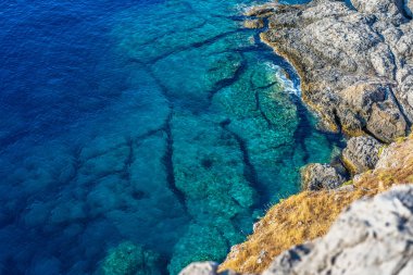 Güzel mavi deniz dibe ve cliff yükselen ile en iyi görünümü.