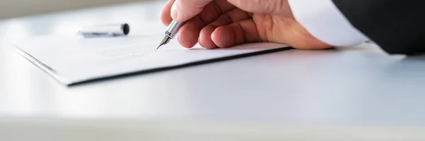 Nahaufnahme Eines Geschäftsmannes Bei Der Unterzeichnung Eines Vertrags Mit Tintenstift — Stockfoto