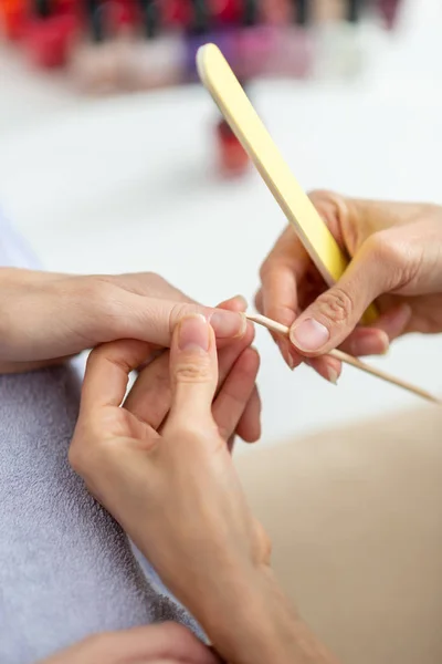 Professionele manicure cuticula achter een nagel schoonmaken — Stockfoto