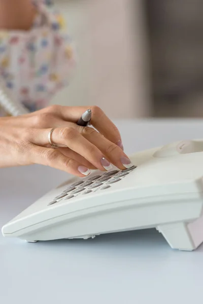 Närbild av kvinnlig hand ringa upp telefonnummer — Stockfoto