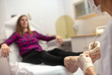 Portre profesyonel pedicurist kütikül kaldırma