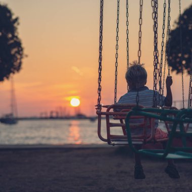 Yürümeye başlayan çocuk bir atlıkarınca at binme 