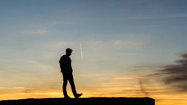 Hombre caminando en la pared de roca — Foto de Stock