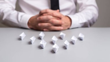 Kağıt origami tekne ile masasında oturan iş yürütme 