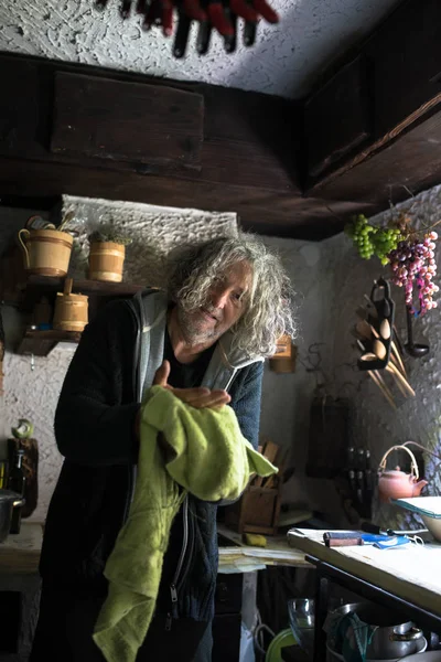 Hombre mayor sosteniendo paño de cocina — Foto de Stock