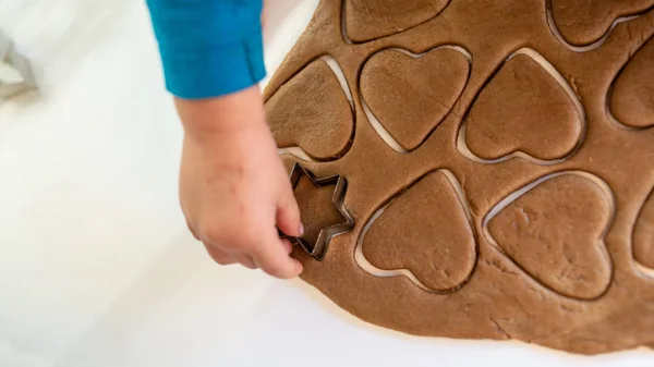 Vista superior de un niño haciendo galletas — Foto de Stock