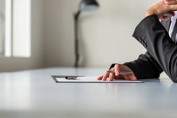 Homme d'affaires sur le point de signer un document — Photo