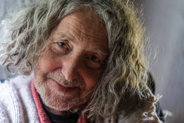 Retrato de un anciano con el pelo rizado gris — Foto de Stock