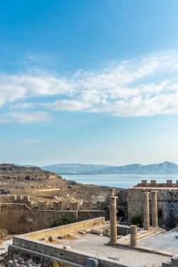 Lindos Acropolis antik sütunlar üzerinden görüntülemek