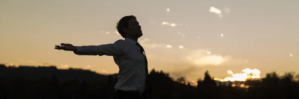 Amplia imagen de vista del joven hombre de negocios relajándose en la naturaleza — Foto de Stock