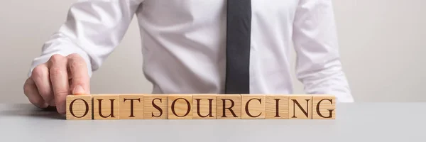 Biznesmen Dokonywanie znak Outsourcing — Zdjęcie stockowe