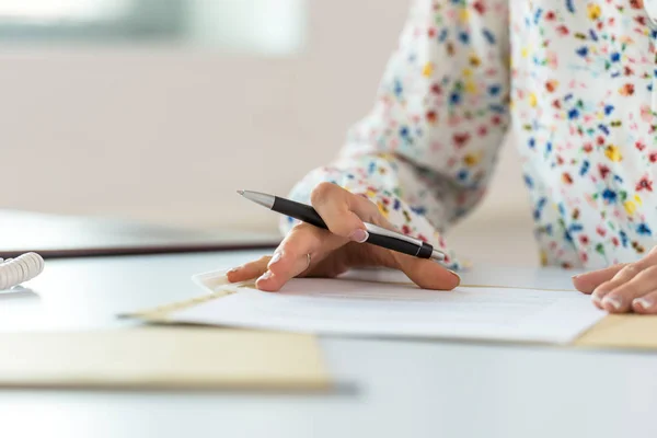 Businesswoman proofreading a contract — Stock Photo, Image