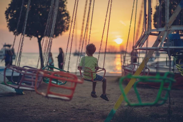 Preschooler naik korsel oleh laut — Stok Foto