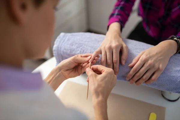 Professionelle Maniküre Reinigung weiblicher Fingernägel — Stockfoto