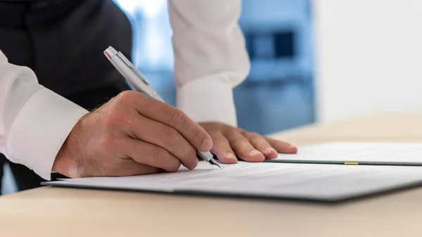 Business executive signing a document — Stock Photo, Image