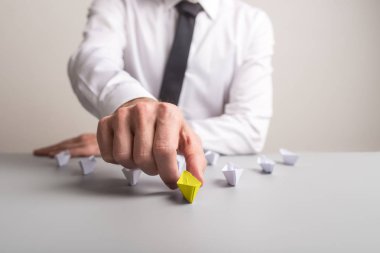 İleri iterek ilerlemek ve stand bir sarı renkli kağıt tekne