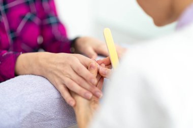 Manikür yapma güzellik uzmanı closeup görünümü