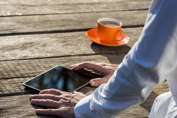 Επιχειρηματίας χρησιμοποιώντας ψηφιακό tablet σε ρουστίκ ξύλινο γραφείο — Φωτογραφία Αρχείου