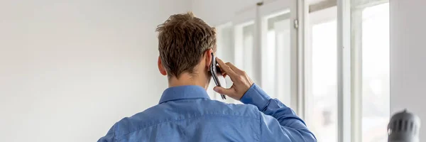 Empresario hablando por teléfono móvil — Foto de Stock