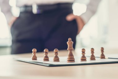 Bir iş belgesinde kral ve piyonların satranç taşları