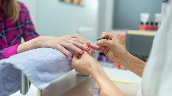 Vrouw verwend zichzelf met een manicure — Stockfoto