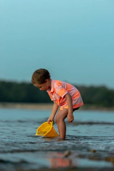 Bambino ragazzo giocare in basso acqua — Foto Stock