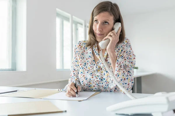 Ung affärskvinna talar på en telefon — Stockfoto
