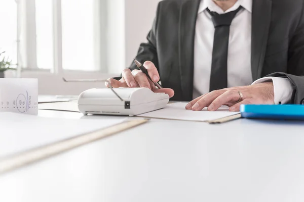 Consejero financiero que trabaja en un informe — Foto de Stock