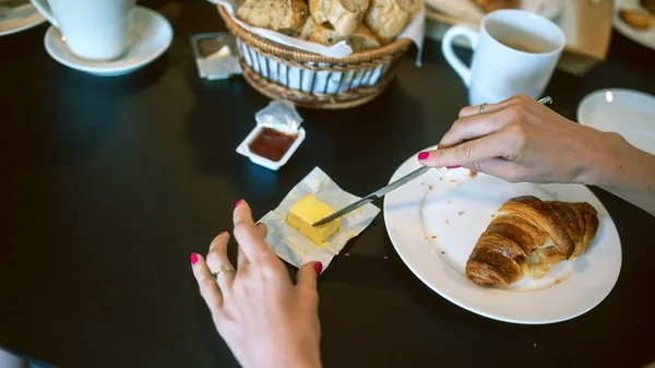 Женщина за полным столом для завтрака — стоковое фото