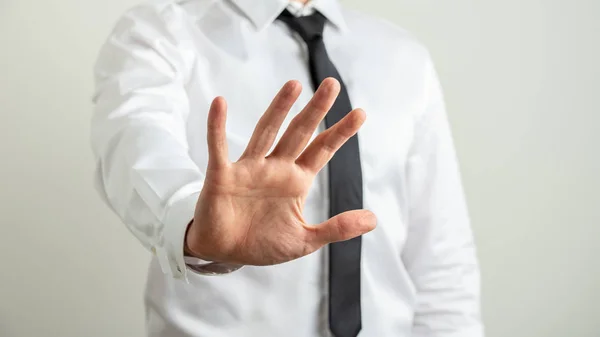 Бизнесмен делает жест остановки рукой — стоковое фото