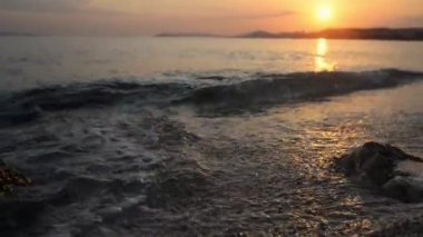 Gün batımında okyanusların videosu