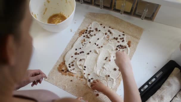 Annesi çocuğu ile tatlı pasta yapma — Stok video